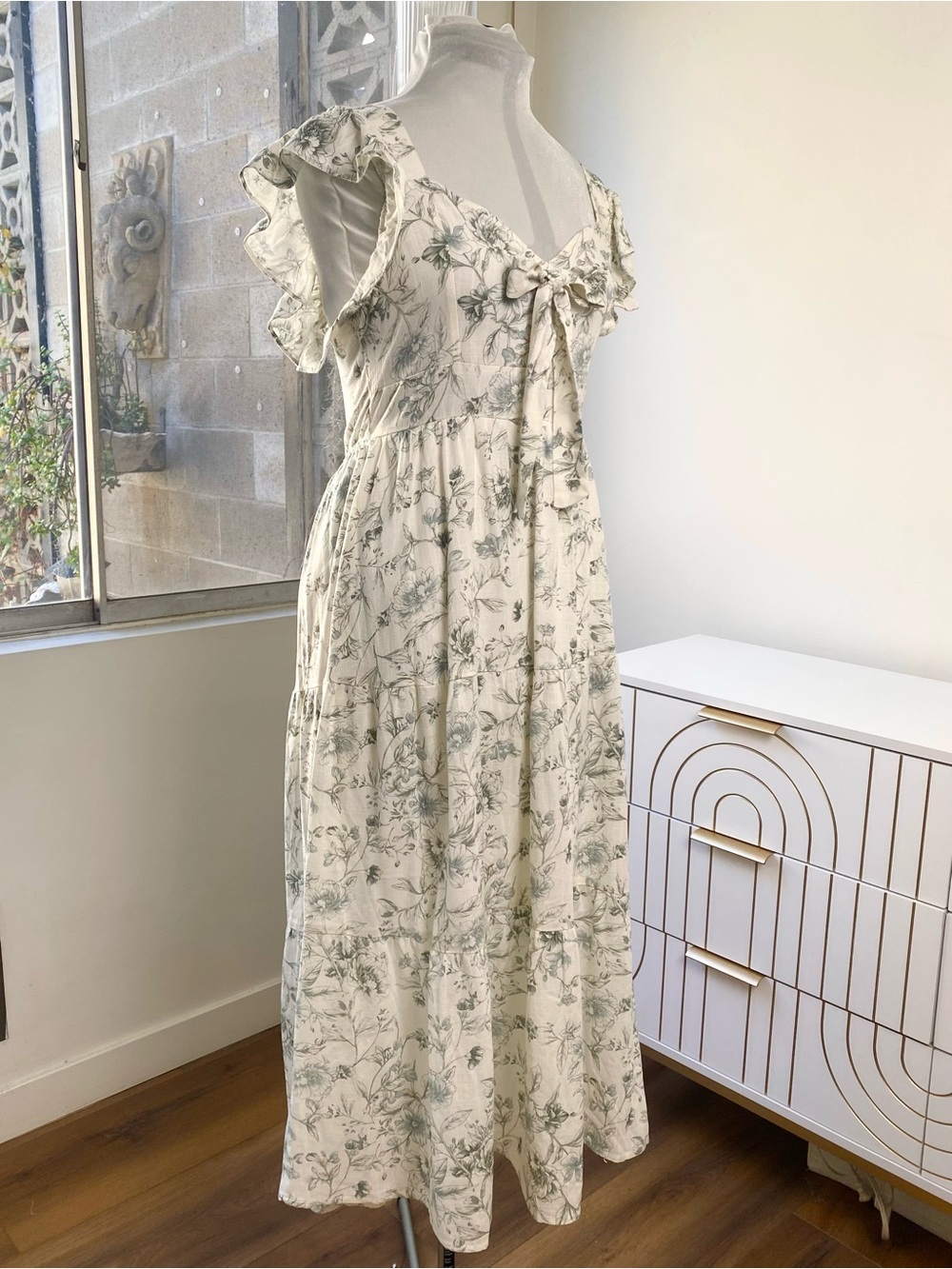 August Sky NWOT Floral Bow Front Flutter Sleeve Midi Dress in Ivory and Sage, L - Picture 3 of 9
